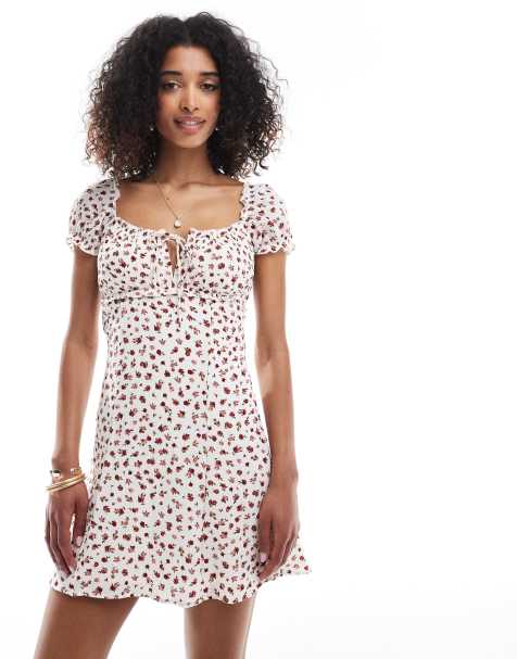 Bershka – Minikleid im Milchmädchen-Design in Ecru und Burgunderrot geblümt - view 1