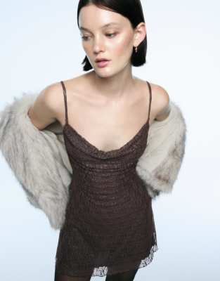 Bershka - Minikleid in Braun mit Riemchenträgern und Spitze-Brown