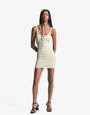 Bershka - Minikleid in Weiß mit Bindedetail und schmalen Trägern