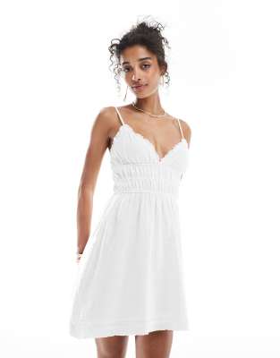Bershka - Minikleid in Weiß mit Riemchen-Trägern und Rüschendetail