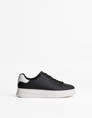  Minimalist lace-up trainers 