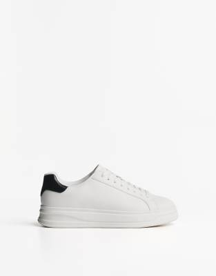  Minimalist lace-up trainers 