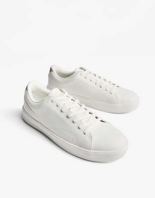  Minimalist lace-up trainers 