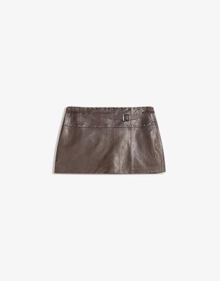 Bershka - Minirock aus Kunstleder in Braun-Brown