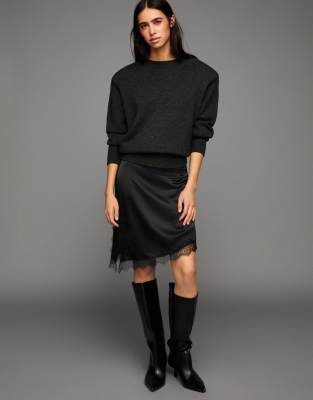 Bershka - Minirock aus Satin in Schwarz mit Spitze