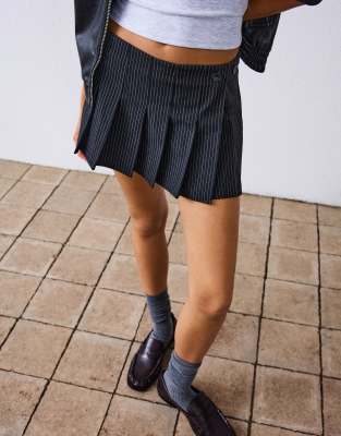 Bershka - Minirock in Grau mit Kellerfalten