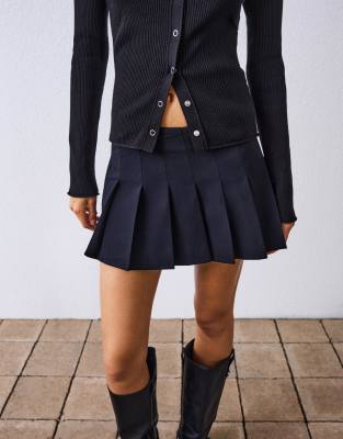 Bershka - Minirock in Schwarz mit Kellerfalten