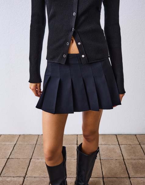 Bershka – Minirock in Schwarz mit Kellerfalten - view 1