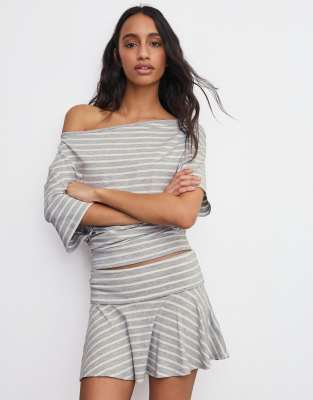 Bershka - Minirock in Weiß mit doppeltem Umschlag