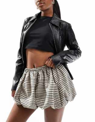 Bershka - Minirock mit Ballonsaum und braunem Karo