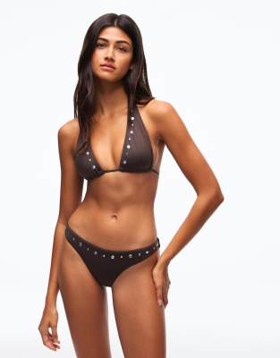 Bershka - Mit Nieten besetzte brasilianische Bikinihose in Braun-Brown