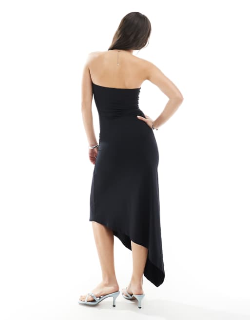 Bershka – Modelująca asymetryczna sukienka maxi z dekoltem bandeau w czarno, 3 z 4