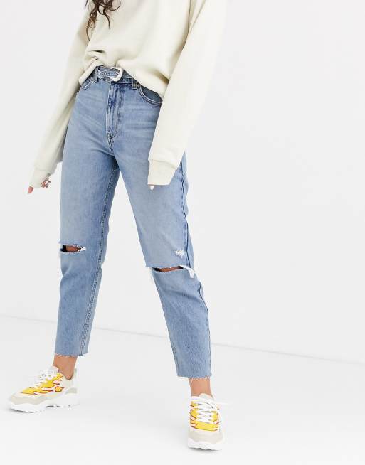 Bershka mom jean with belt in blue | ASOS