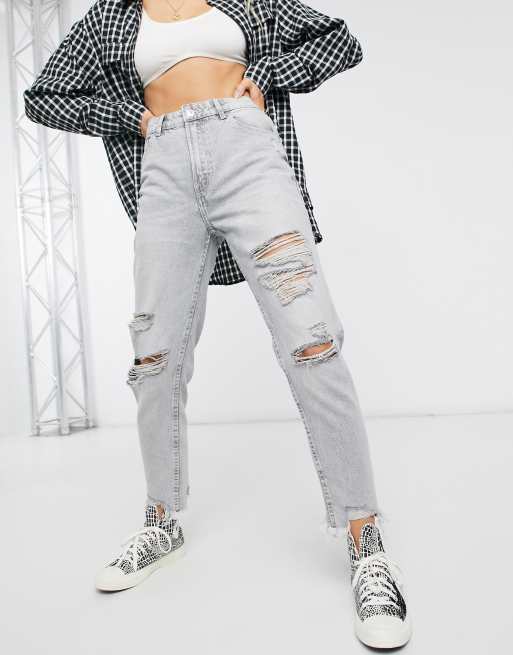 Bershka – Mom-Jeans aus Baumwolle mit Zierrissen und ausgefranstem Saum in Grau