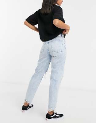 Bershka - Mom jeans met scheuren en distressed zoom in lichtblauw | ASOS