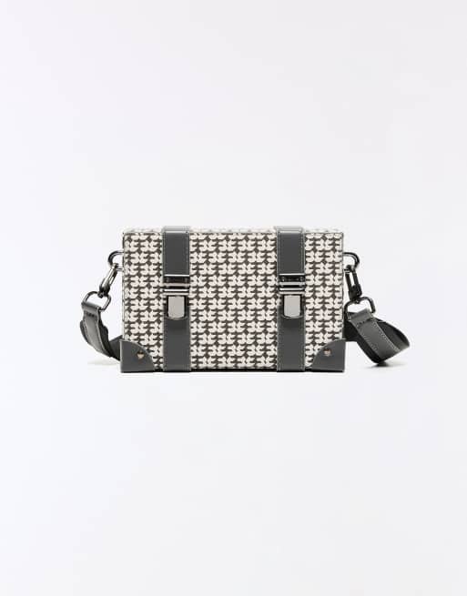 Bershka Monogram Box-Tasche mit Schnallen in verwaschenem Grau, 2 von 4