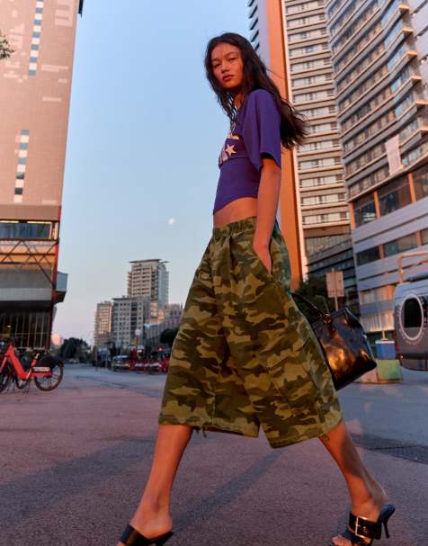 Bershka mönstrade cargobermudashorts i khaki - view 1