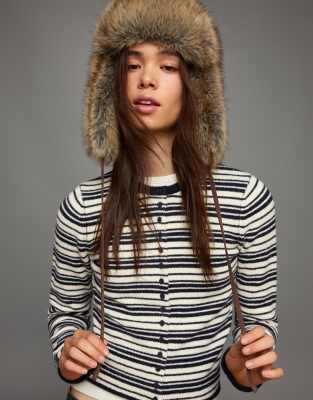 Bershka - Mütze aus Kunstpelz in Stone-Neutral