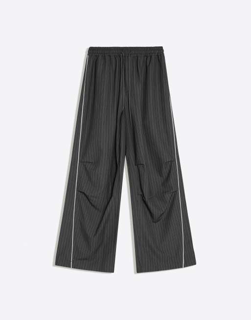 Bershka Nadelstreifen-Parachute-Hose mit weitem Bein in Grau, 5 von 5