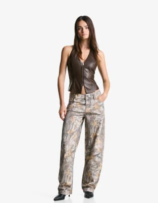 Bershka - Neckholder-Oberteil in brauner Lederoptik mit Reißverschluss-Brown