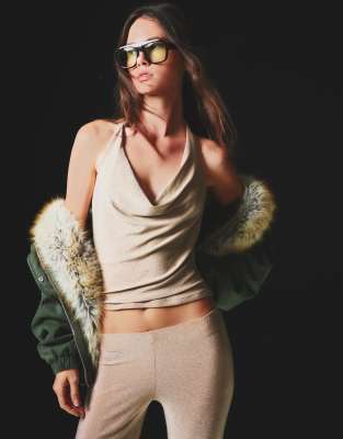 Bershka - Neckholder-Oberteil in Gold mit Wasserfallausschnitt-Goldfarben