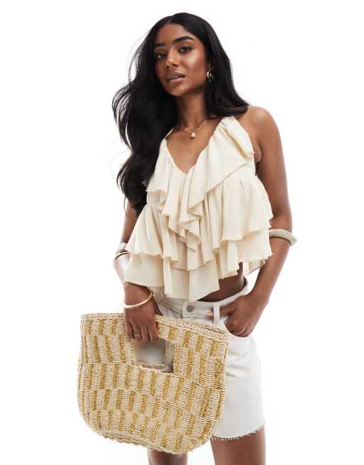 Bershka – Neckholder-Oberteil in Sand mit Rüschen und Knitterstruktur