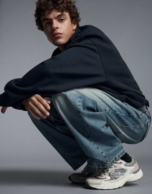 Bershka Neobarrel jeans with back buckle in light bue, 5 of 6
