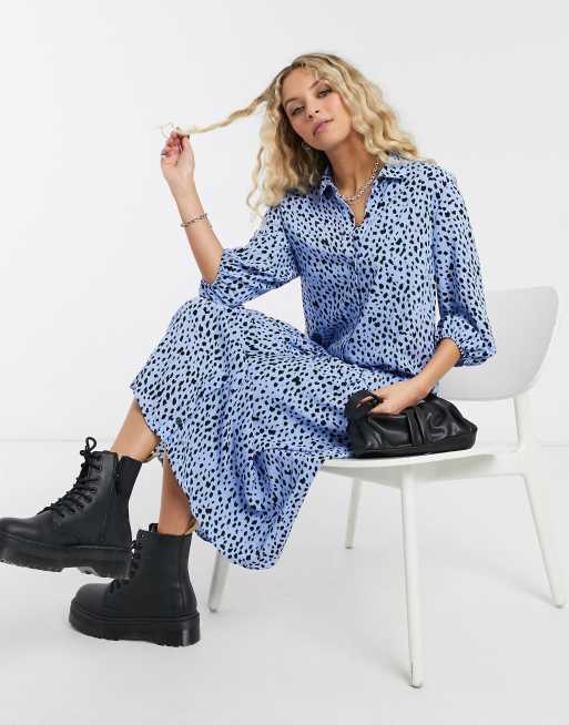 Bershka – Niebieska koszulowa sukienka midi w zwierzęcy wzór
