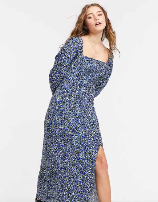 Bershka – Niebieska kwiecista sukienka midi z dekoltem karo | ASOS