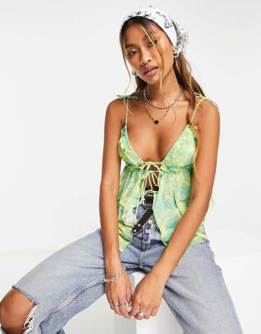 Bershka – Niebieska wiązana z przodu bluzka na ramiączkach w kwiatowy wzór w stylu lat 90.