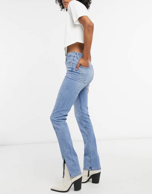 Bershka – Niebieskie dopasowane jeansy w stylu lat 90. z rozciętymi nogawkami u dołu