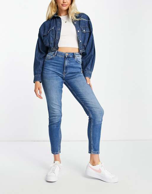 Bershka – Niebieskie obcisłe jeansy z podwyższonym stanem