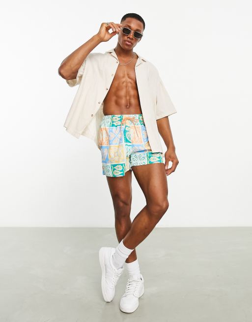 Bershka – Niebieskie szorty kąpielowe w wielokolorowy gobelinowy wzór 