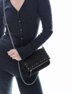 Bershka - Nietenbesetzte Tasche in Schwarz mit Reißverschluss und Umschlagklappe