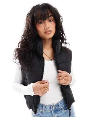 nylon cropped boxy vest in black