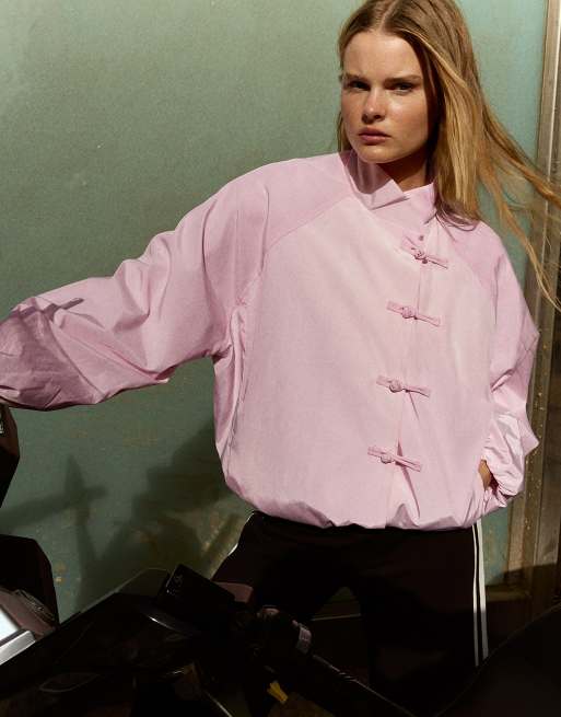 Bershka nylonjacka med spännen i ljusrosa, 2 av 5