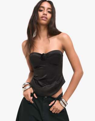 Bershka - Oberteil aus Satin in Schwarz mit Blumenmuster