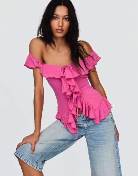 Bershka – Oberteil in leuchtendem Rosa mit Carmen-Ausschnitt und Rüschen - view 1