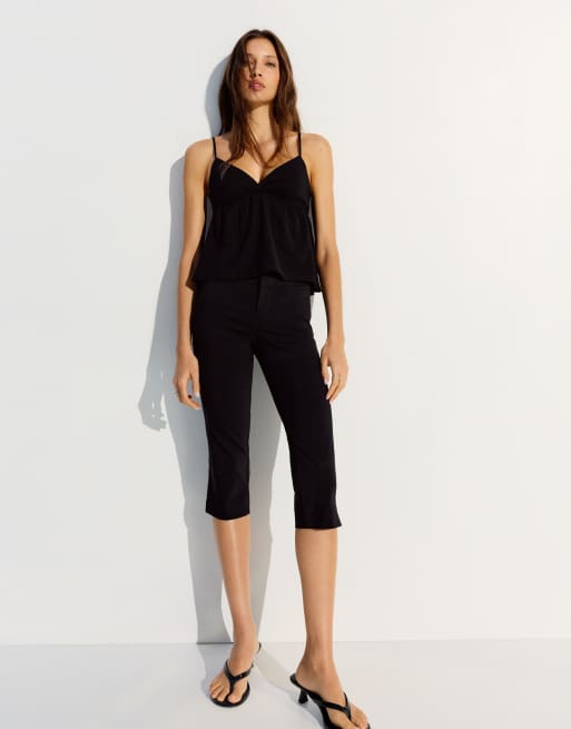 Bershka – Oberteil in Schwarz mit Riemchenträgern und Rüschen, 4 von 5