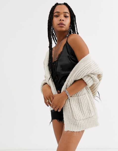 Bershka – Offene Strickjacke in Camel