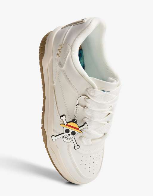 Bershka – One Piece – Skater-Sneaker in Weiß mit Anhänger, 2 von 4
