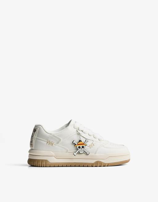 Bershka One piece skater trainers with keychain in white, 4 of 4