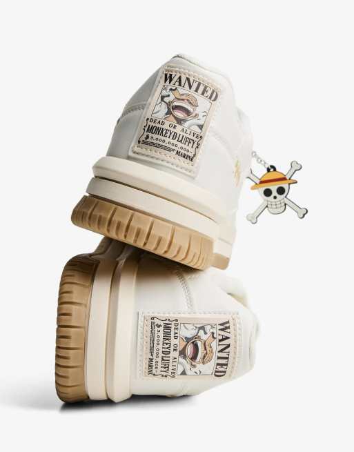 Bershka - One Piece - Sneakers stile skater bianche con portachiavi, 3 di 4