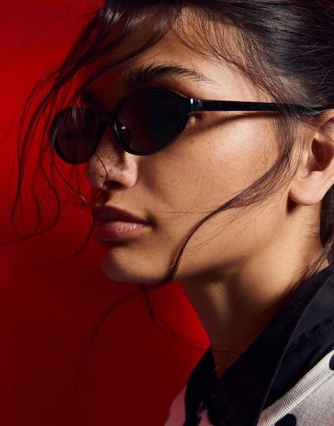 Bershka – Ovale Sonnenbrille aus Kunstharz in Schwarz - view 1