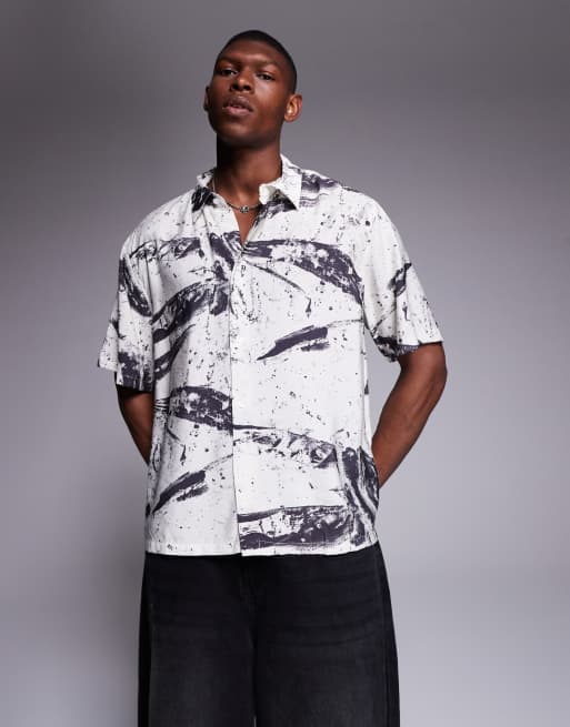 Bershka - Overhemd met abstracte print in wit 