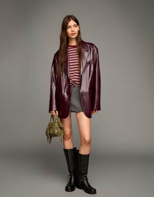 Bershka - Oversize-Blazer aus PU in Burgunderrot