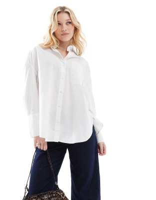 Bershka - Oversize-Bluse in Weiß mit breiten Manschetten