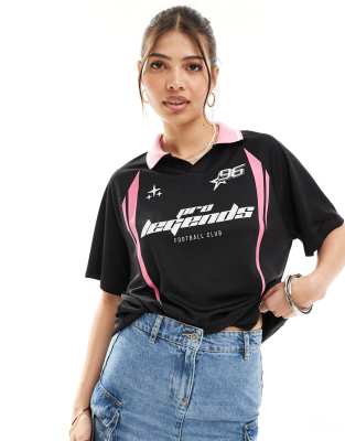 Bershka - Oversize-Fußball-T-Shirt in Schwarz und Rosa