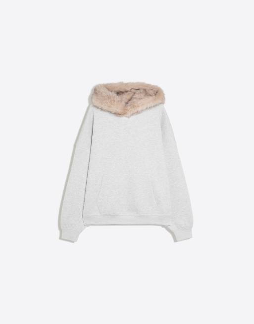 Bershka Oversize fur hood sweatshirt in light grey, 4 of 5