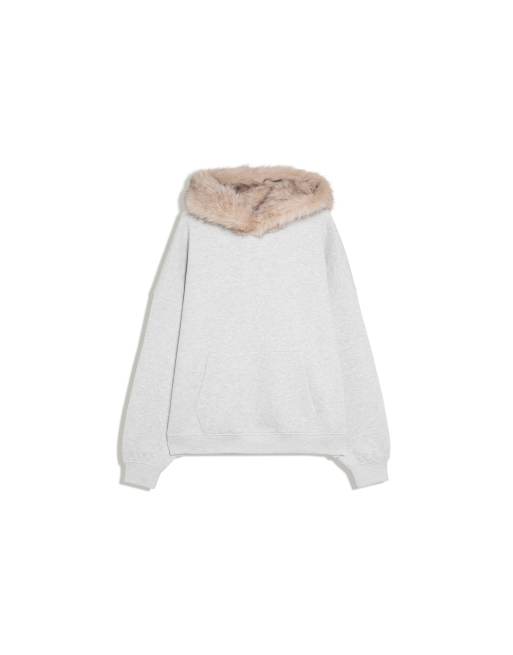 Bershka Oversize fur hood sweatshirt in light grey, 5 of 5